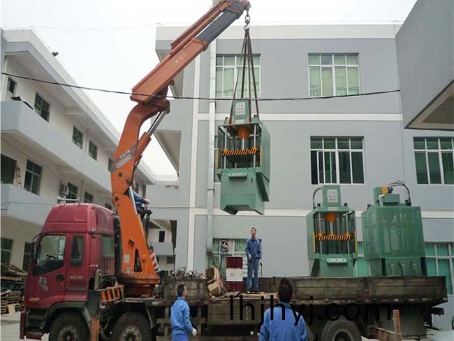 車間一(yi)角 批量(liang)設備5.jpg